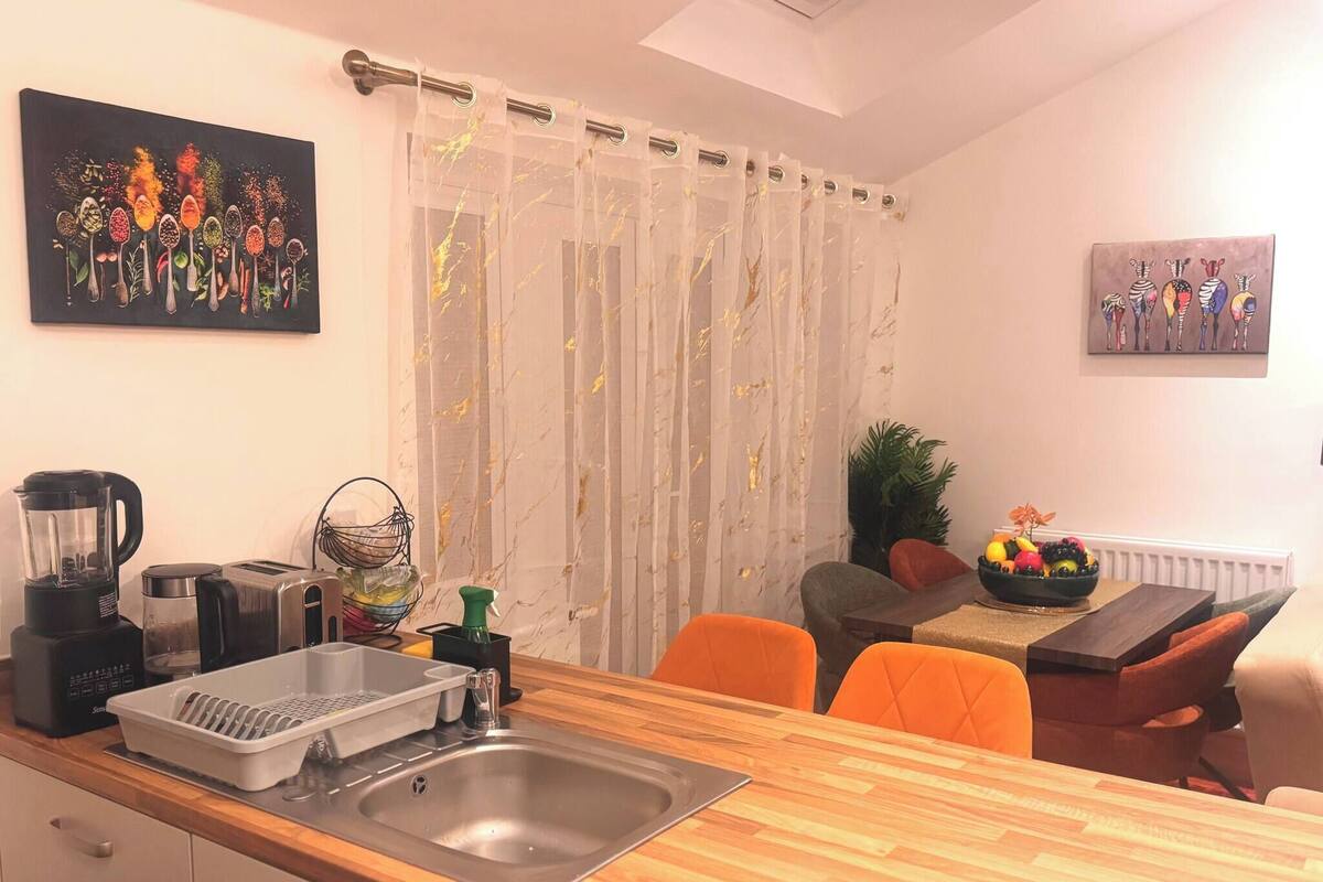 Room, 1 Bedroom | Living room