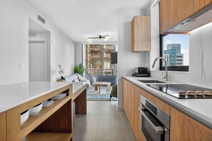 Fridge, oven, stovetop, dishwasher - The Crosby Miami Worldcenter  Downtown Miami (Miami)