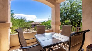 Outdoor dining - 3BR Stay w/ Heated Pool, Spa, Gym & Grill Access (Scottsdale)