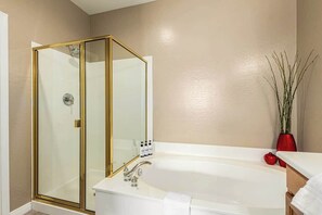 Shower, hair dryer, shampoo - 3BR Stay w/ Heated Pool, Spa, Gym & Grill Access (Scottsdale)