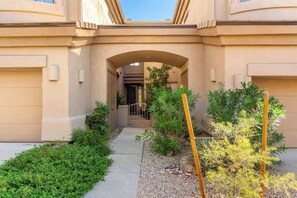 Exterior - 3BR Stay w/ Heated Pool, Spa, Gym & Grill Access (Scottsdale)