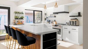 Coffee/tea maker, fridge, oven, stovetop - Stylish 4BR Scottsdale Home with Pool & Fireplace (Scottsdale)