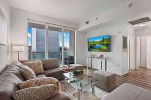 TV - 47th-Floor Brickell Condo w/ City Views & Pool (Miami)