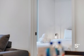 Monolocale, balcone, vista città | Ferro/asse da stiro, Wi-Fi gratuito