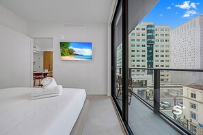 Monolocale, balcone, vista città | Ferro/asse da stiro, Wi-Fi gratuito