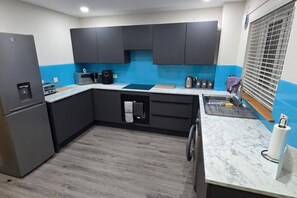 Fridge, microwave, oven, stovetop - 2 Bed House Sleeps 5 -private Garden -dogs Allowed (Stirling)