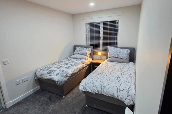 2 bedrooms, iron/ironing board, free WiFi, bed sheets - 2 Bed House Sleeps 5 -private Garden -dogs Allowed (Stirling)