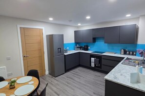 Fridge, microwave, oven, stovetop - 2 Bed House Sleeps 5 -private Garden (Stirling)