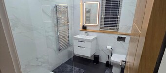 2 Bed House Sleeps 5 -private Garden