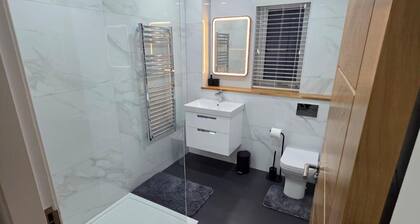 2 Bed House Sleeps 5 -private Garden