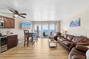 Condo, 1 cama King e sofá-cama (Daytona Inn Beach Resort 409) | Área de estar