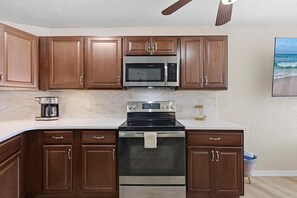 Condo, 1 cama King e sofá-cama (Daytona Inn Beach Resort 409) | Cozinha privada