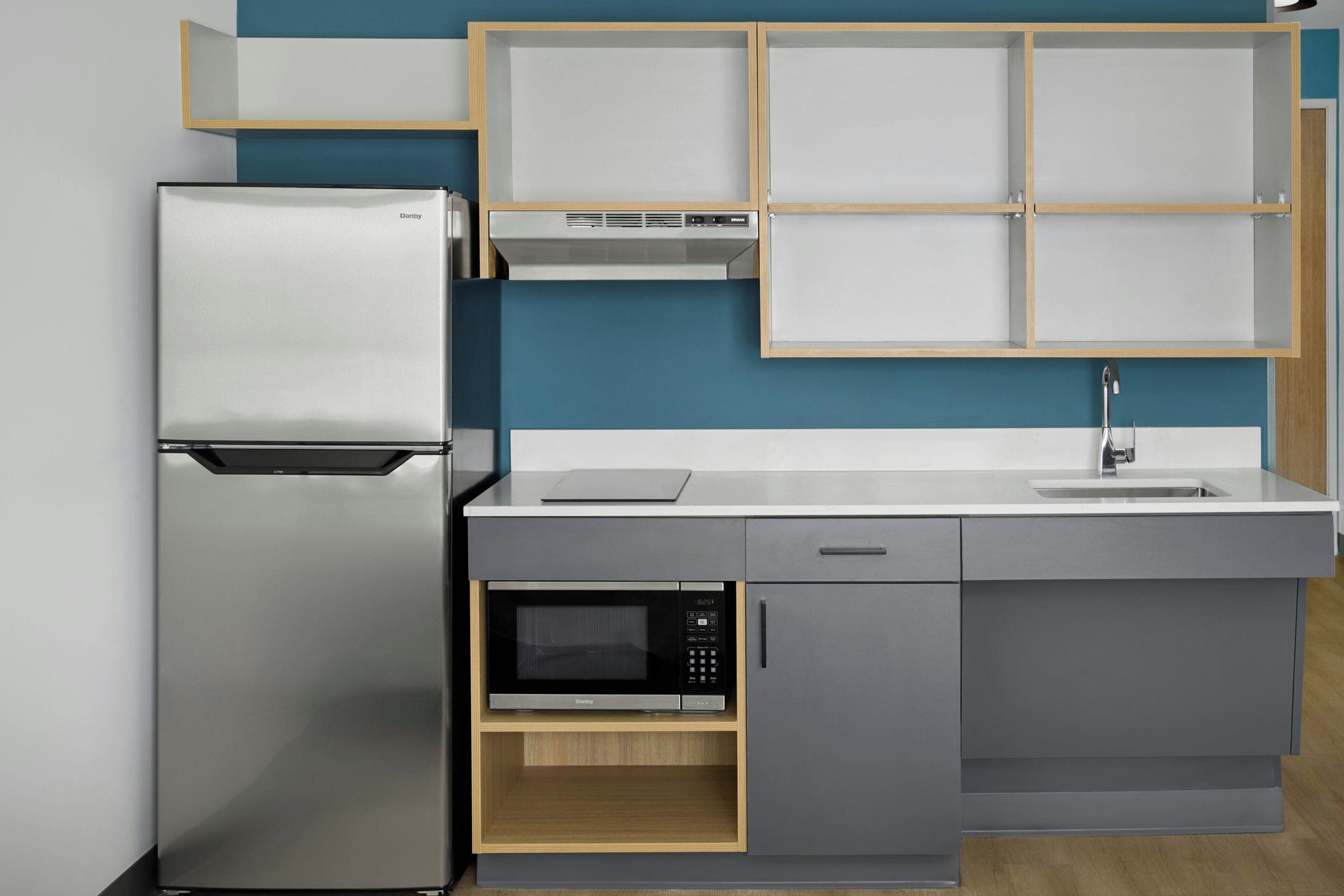 Frigorifero, microonde, piano cottura, freezer