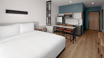 Estudio, 1 cama Queen size | Escritorio, wifi gratis y ropa de cama