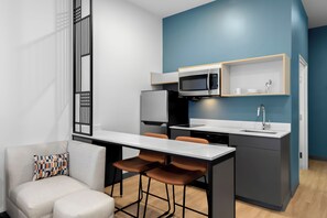 Een kluis op de kamer, een bureau, gratis wifi, beddengoed