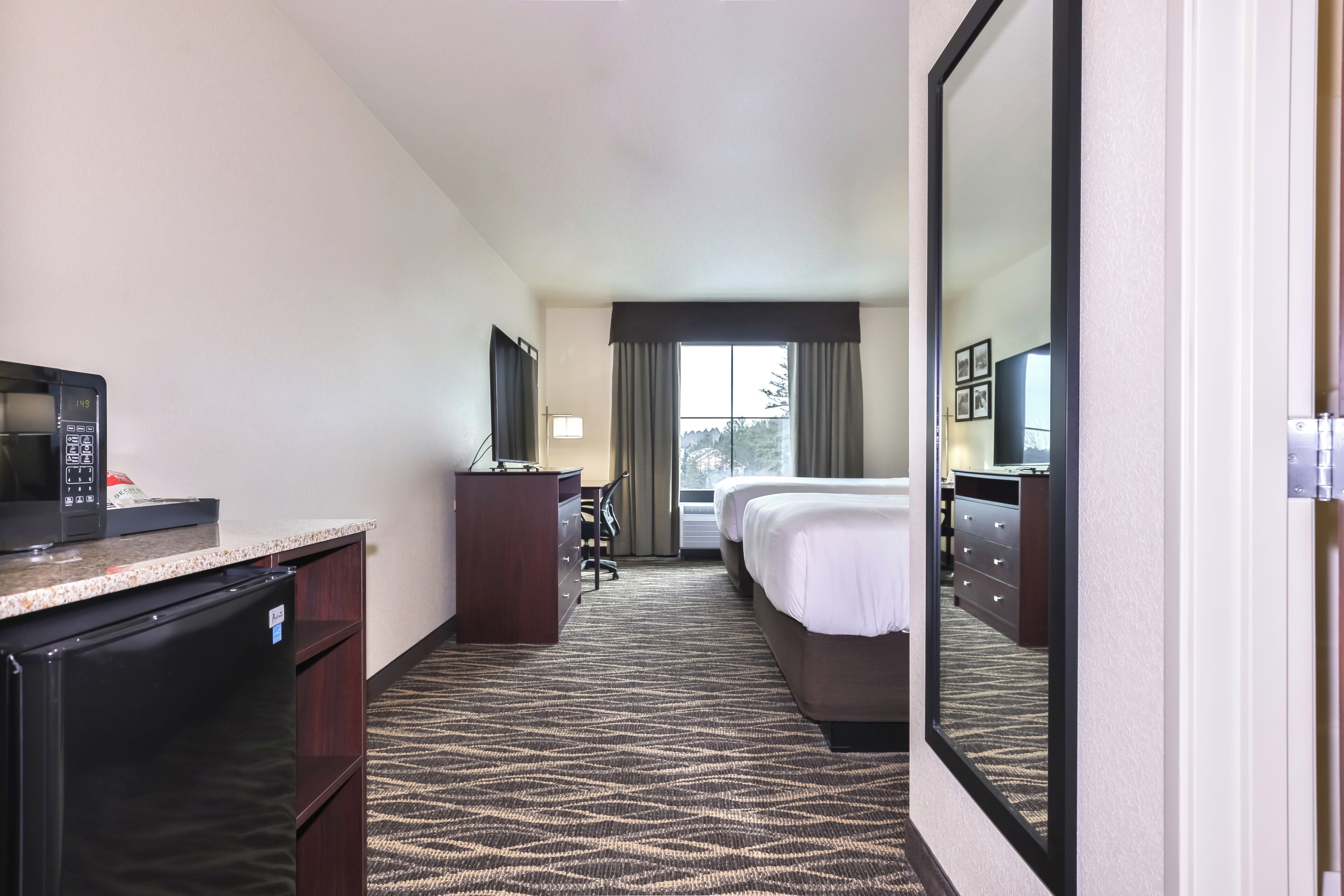 Kamar Klasik, Bebas Asap Rokok | Meja kerja, ruang kerja ramah laptop, dan setrika/meja setrika