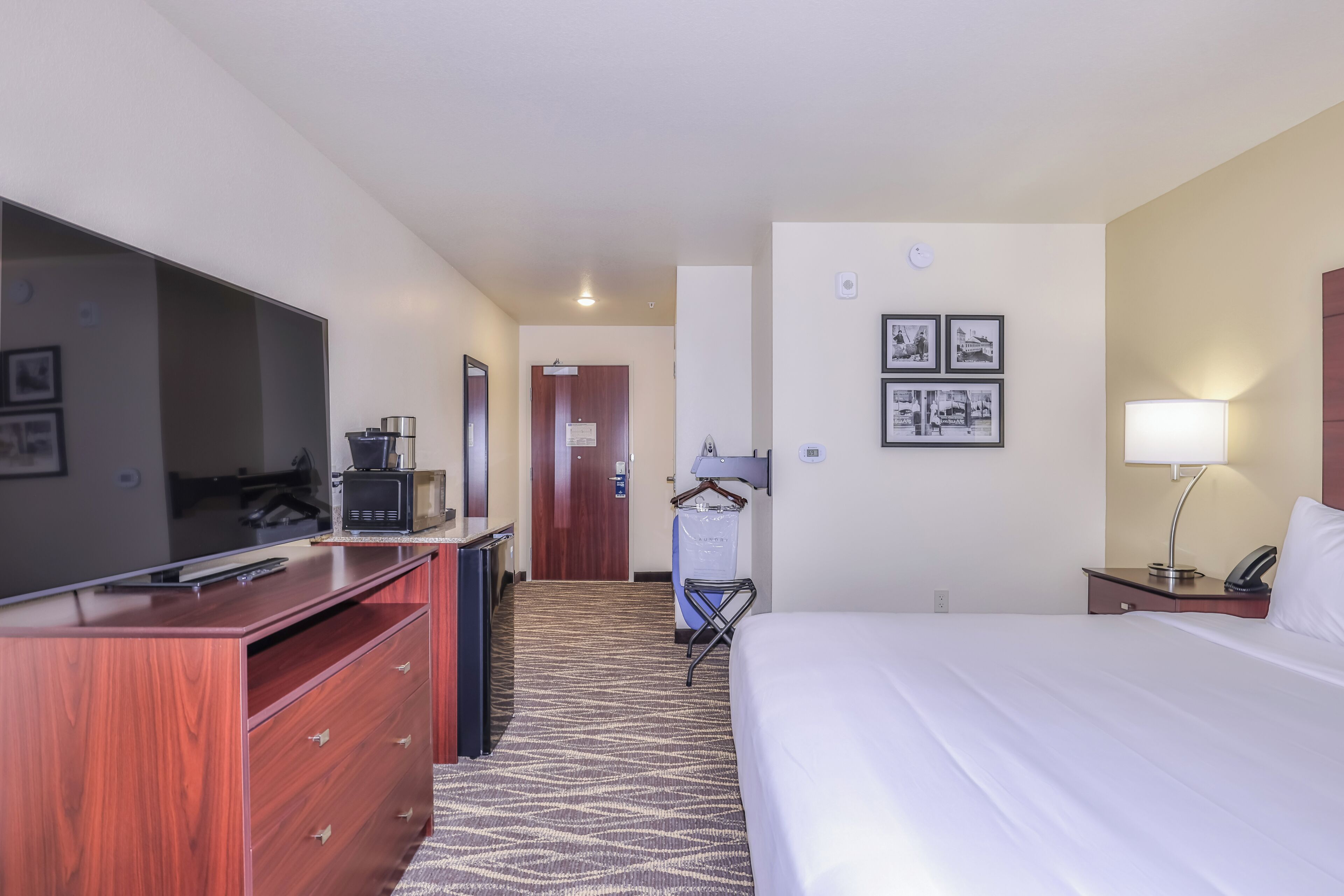 ห้องพัก, เตียงคิงไซส์ 1 เตียง, อุปกรณ์ช่วยการเคลื่อนไหว (Guestroom, Audible/Visual Alert) | โต๊ะทำงาน, พื้นที่ทำงานแบบใช้แล็ปท็อป, เตารีด/โต๊ะ  รีดผ้า, Wi-Fi ฟรี