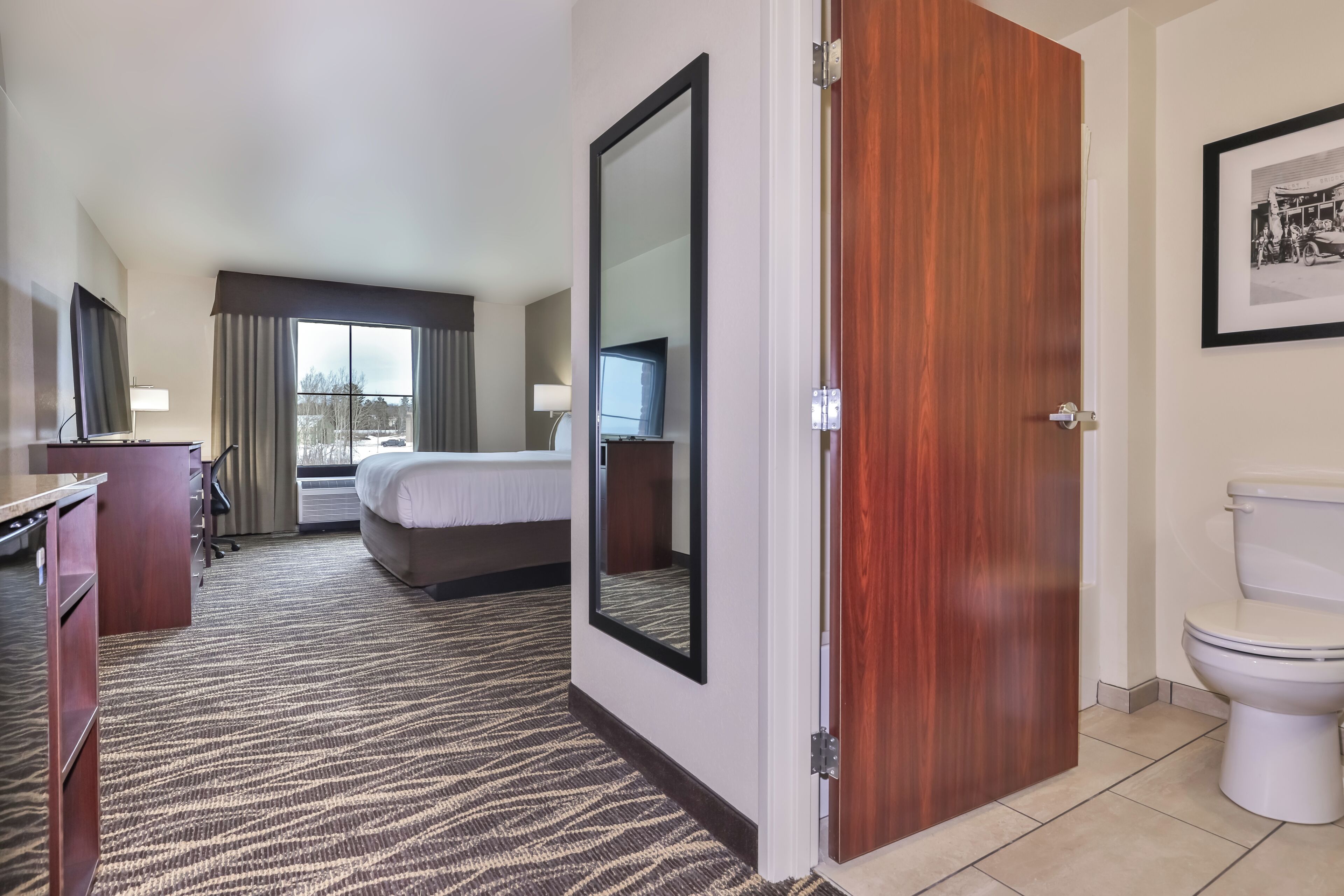 Desk, laptop workspace, iron/ironing board, free WiFi