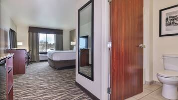 Desk, laptop workspace, iron/ironing board, free WiFi