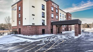 A hotel with a brick facade, multiple windows, and a covered entrance. - Cobblestone Hotel & Suites - Monte Vista (Monte Vista)