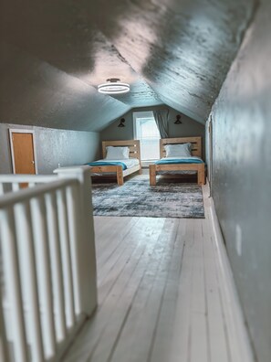 3 bedrooms, WiFi, bed sheets - Vintage BG Home — Historic Charm, Prime Location (Bowling Green)