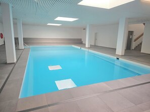 Una piscina cubierta