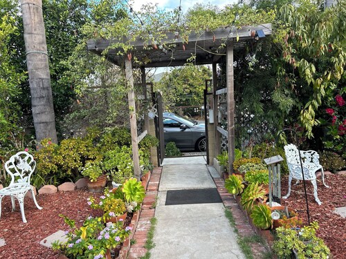Cozy, mini Studio, In  Inglewood with AC