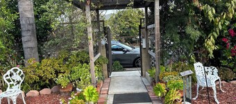 Cozy, mini Studio, In  Inglewood with AC