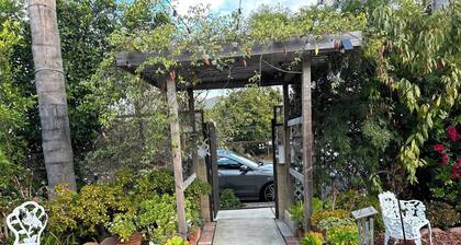 Cozy, mini Studio, In Inglewood with AC