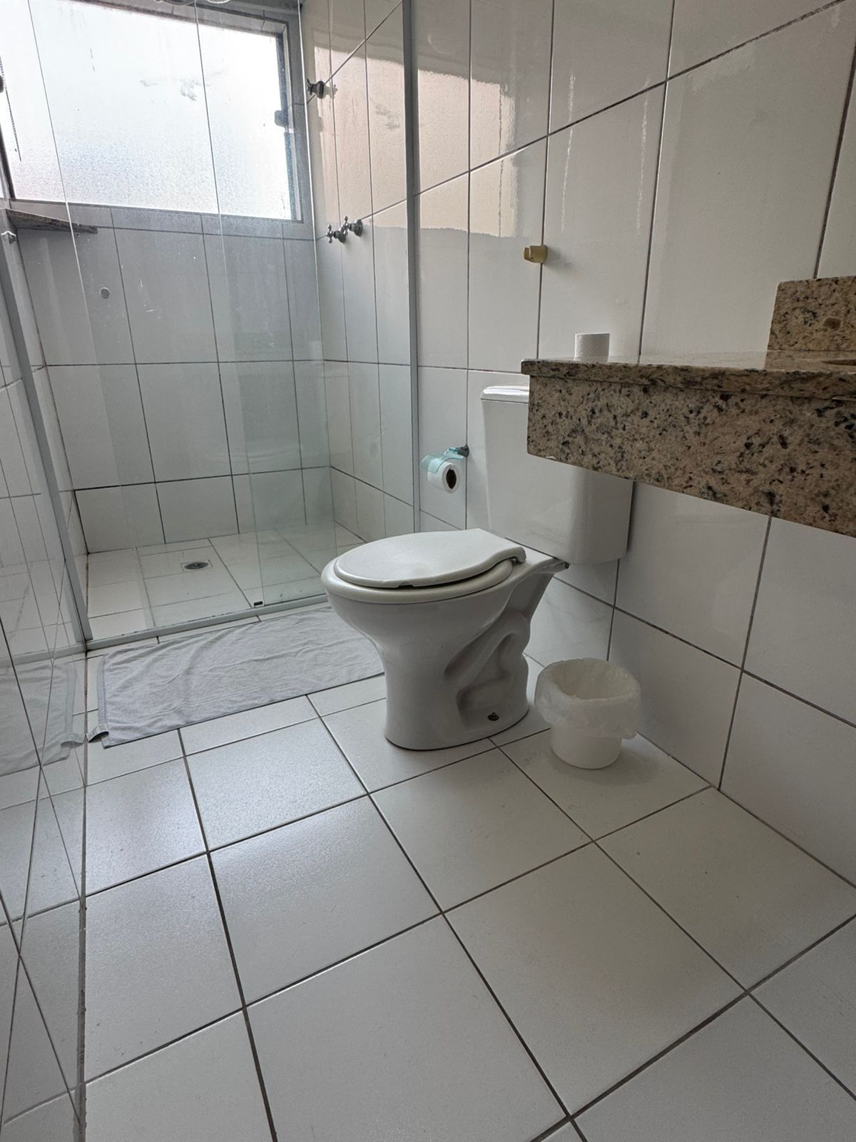 Quarto solteiro | Banheiro | Chuveiro, toalhas de banho, sabonete, papel higiênico