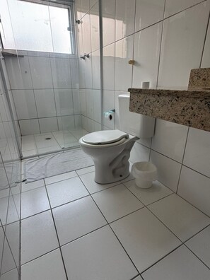 Enkeltrom | Bad | Dusj, håndklær, såpe og toalettpapir