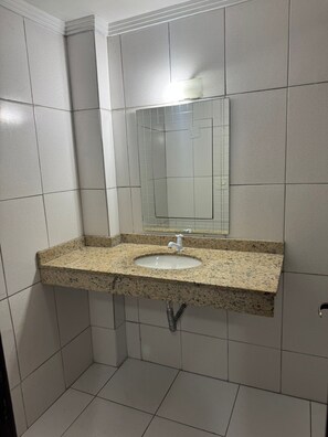 ห้องคอมฟอร์ททวิน | ห้องน้ำ | ฝักบัว, ผ้าเช็ดตัว, สบู่, กระดาษชำระ