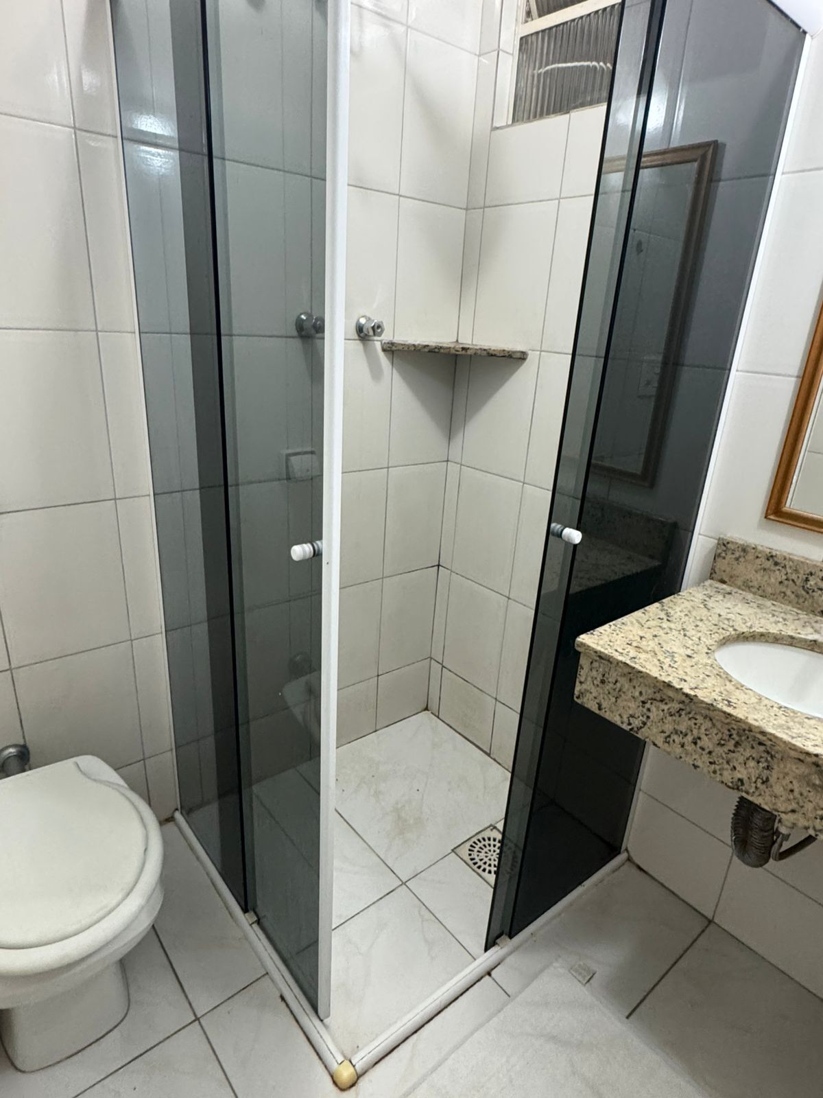 Comfort driepersoonskamer | Badkamer | Een douche, handdoeken, zeep, toiletpapier