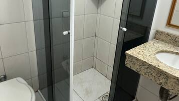 Comfort driepersoonskamer | Badkamer | Een douche, handdoeken, zeep, toiletpapier