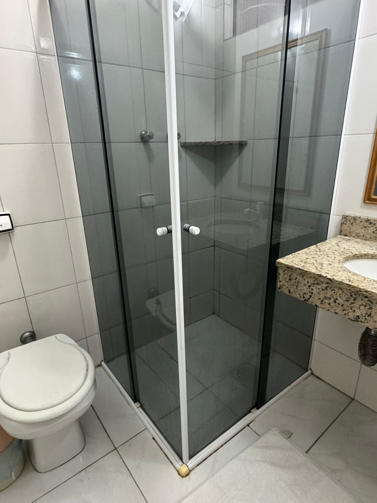 Comfort driepersoonskamer | Badkamer | Een douche, handdoeken, zeep, toiletpapier