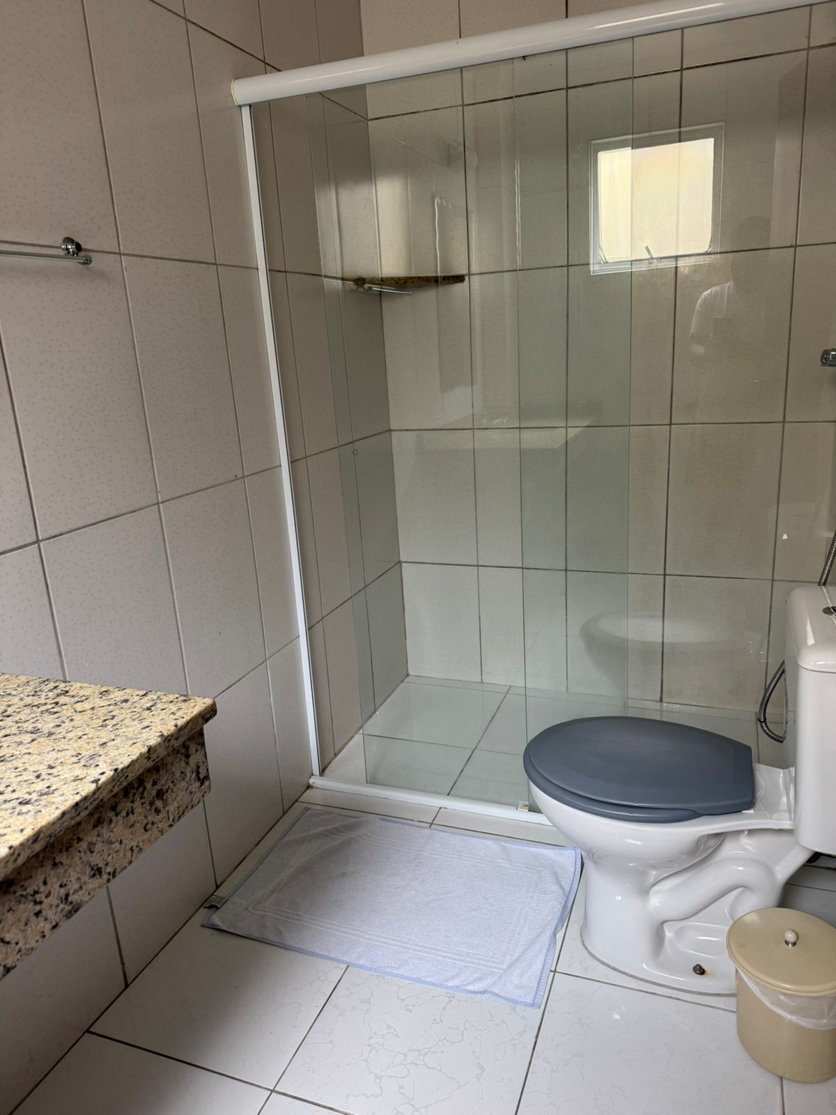 ฝักบัว, ผ้าเช็ดตัว, สบู่, กระดาษชำระ