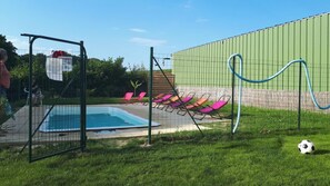 Pool - Le Cœur des Vignes. Family gite located in the heart of our family estate (Verdelais)