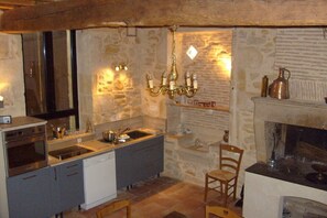 Private kitchen - Le Cœur des Vignes. Family gite located in the heart of our family estate (Verdelais)