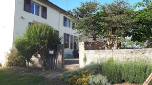Exterior - Le Cœur des Vignes. Family gite located in the heart of our family estate (Verdelais)