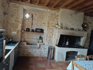 Private kitchen - Le Cœur des Vignes. Family gite located in the heart of our family estate (Verdelais)