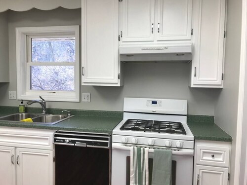  3-bedroom lodge in Clinton overlooks the widest part of the Mississippi