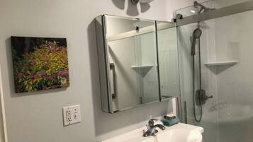 SĂšche-cheveux, serviettes fournies, savon, papier toilette