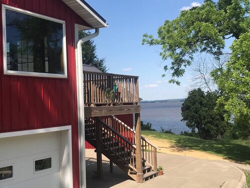  3-bedroom lodge in Clinton overlooks the widest part of the Mississippi