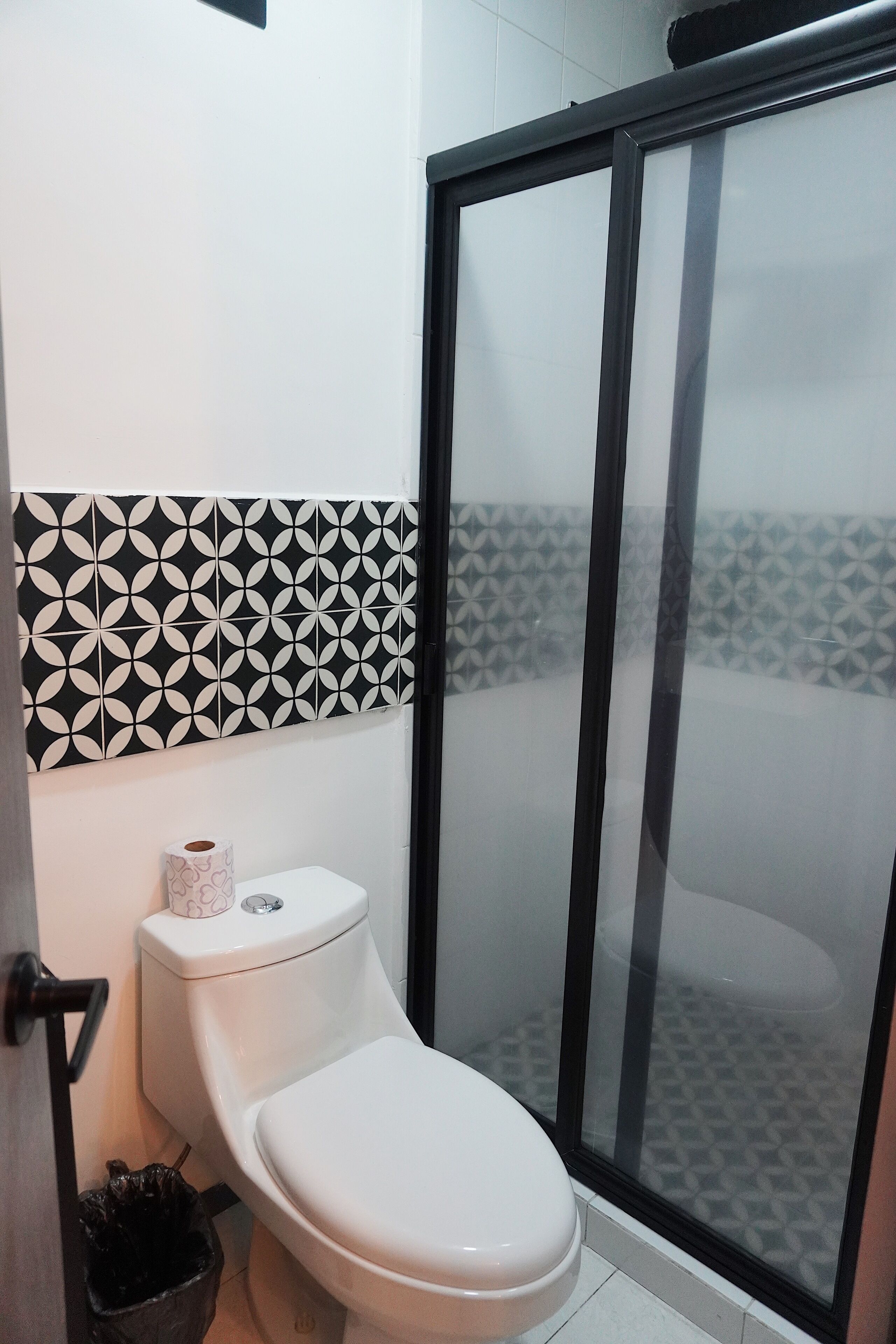 Room | Bathroom | Soap, shampoo, toilet paper