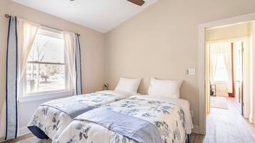 3 bedrooms, iron/ironing board, WiFi, bed sheets