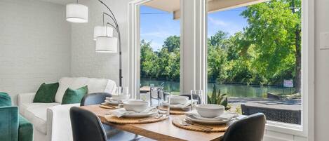 Apartment, Mehrere Betten, Terrasse (Cozy Creekside Landing) | Wohnbereich