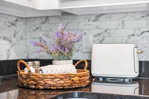 Condo, nhiều giường, sân hiên (Cozy Creekside Landing) | Bếp riêng