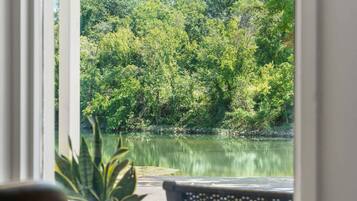 Condo, várias camas, varanda (Cozy Creekside Landing) | Vista do quarto