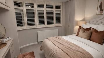 4 bedrooms, iron/ironing board, bed sheets