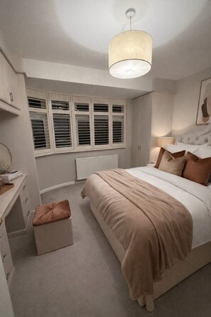 4 dormitorios, tabla de planchar con plancha, ropa de cama